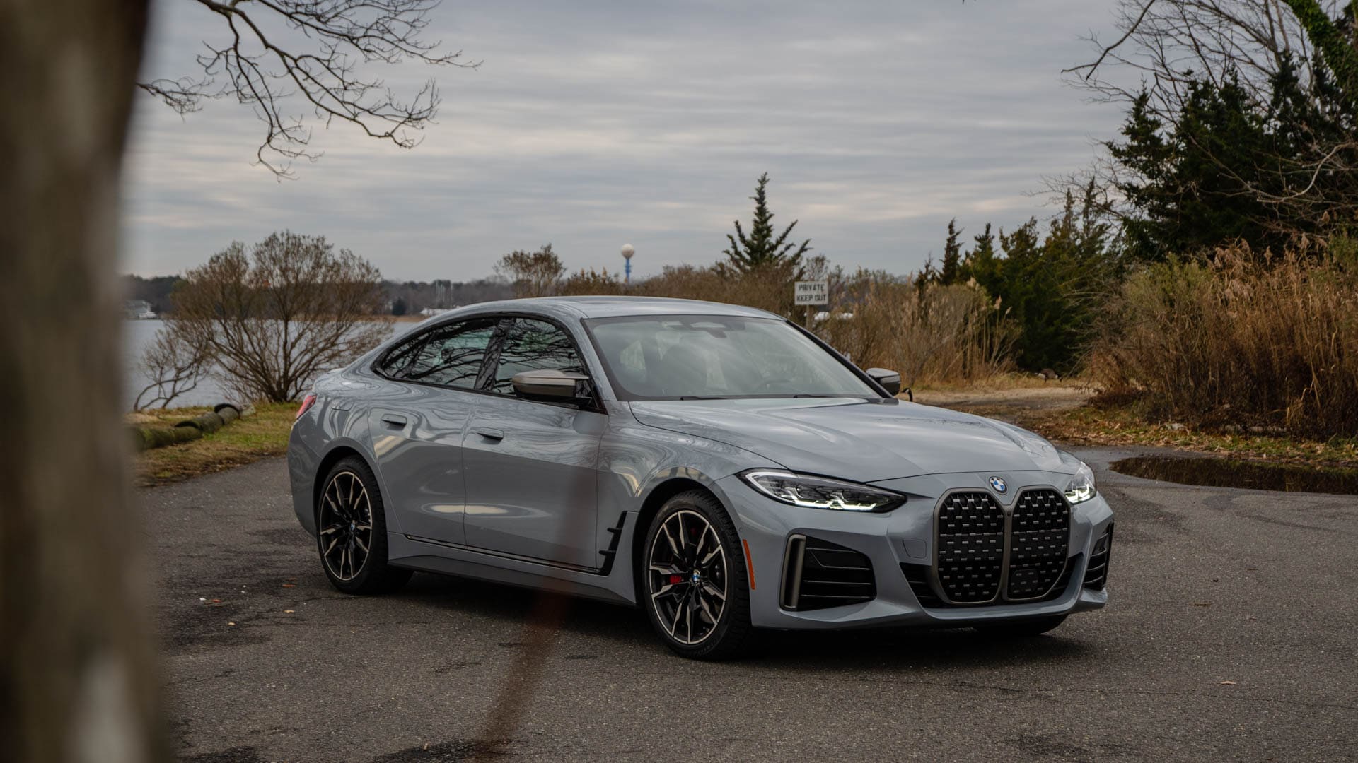 BMW M440i Gran Coupe Hits Over 300 KM/H On Empty Highway