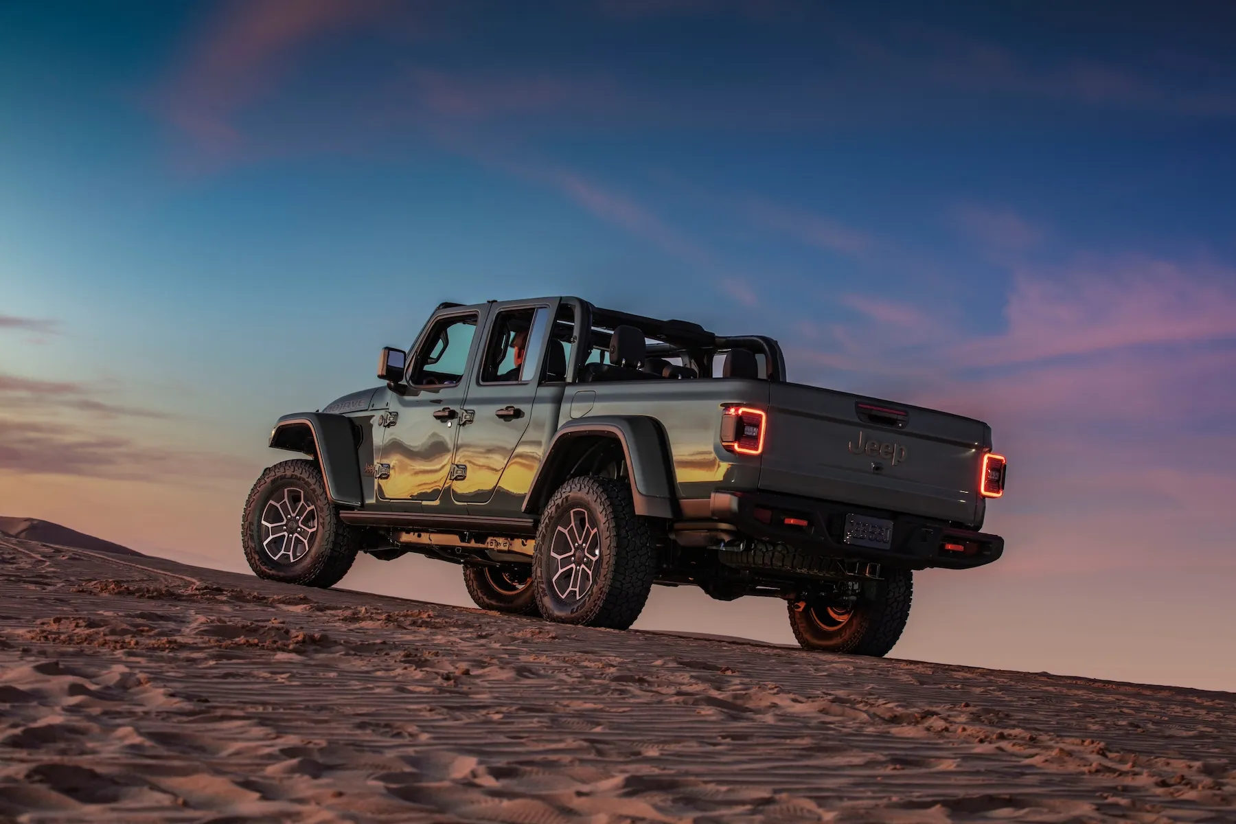 Jeep confirms Gladiator 4xe PHEV pickup, mulls Recon hybrid