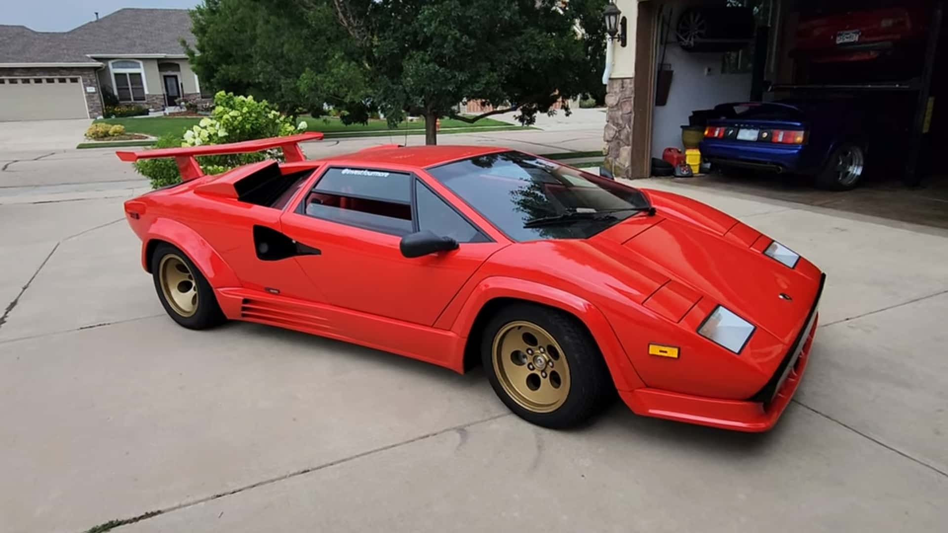 Can You Spot The Differences Between a QV and 25th Anniversary Countach?