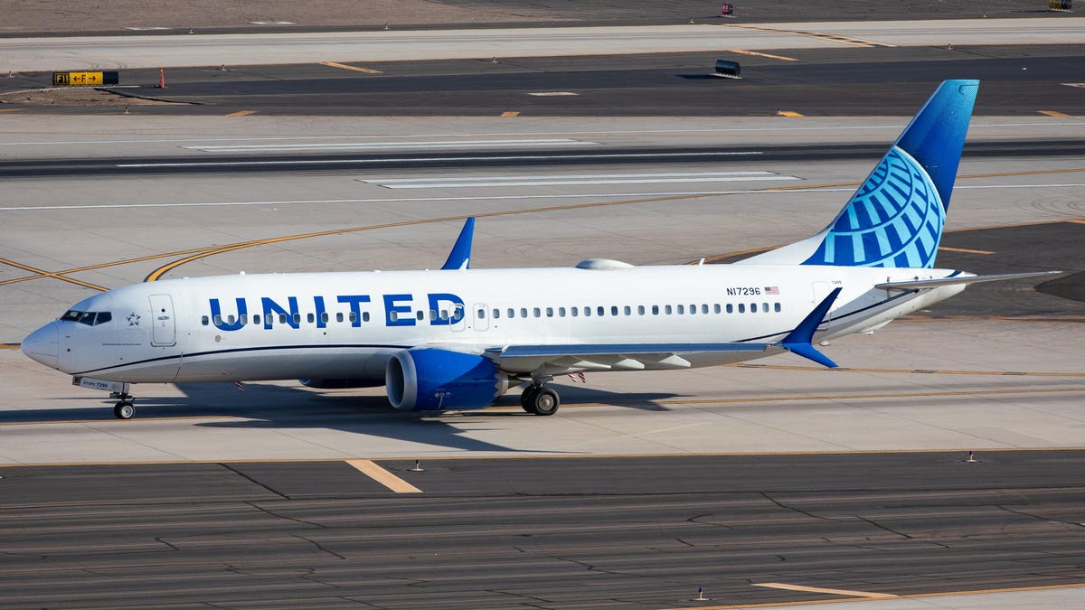 United Flight Diverts After Cabin Crew Vomit In ‘Biohazard’ Situation